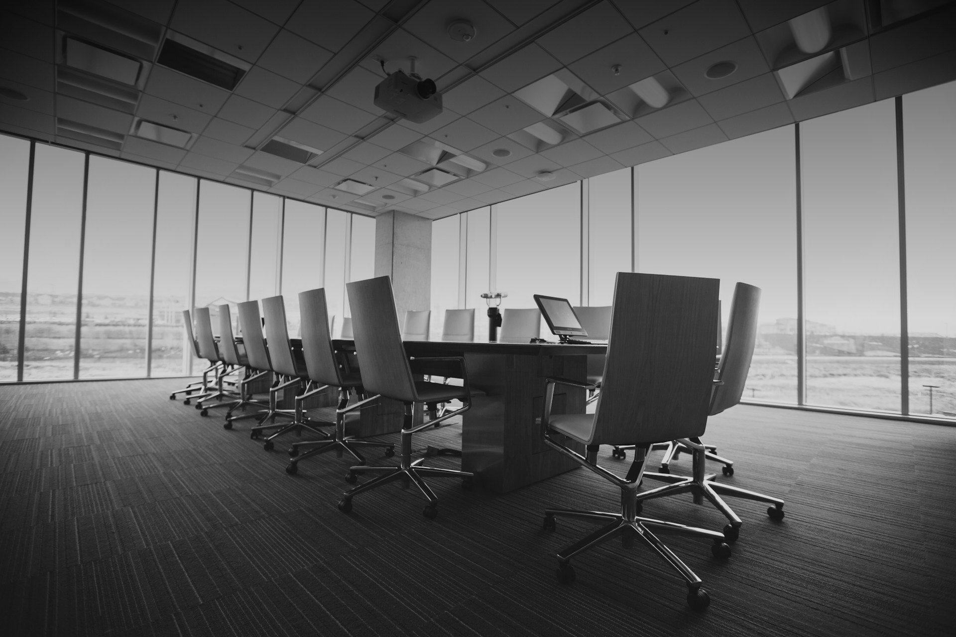 Directivos ante un ventanal con vistas a un distrito financiero