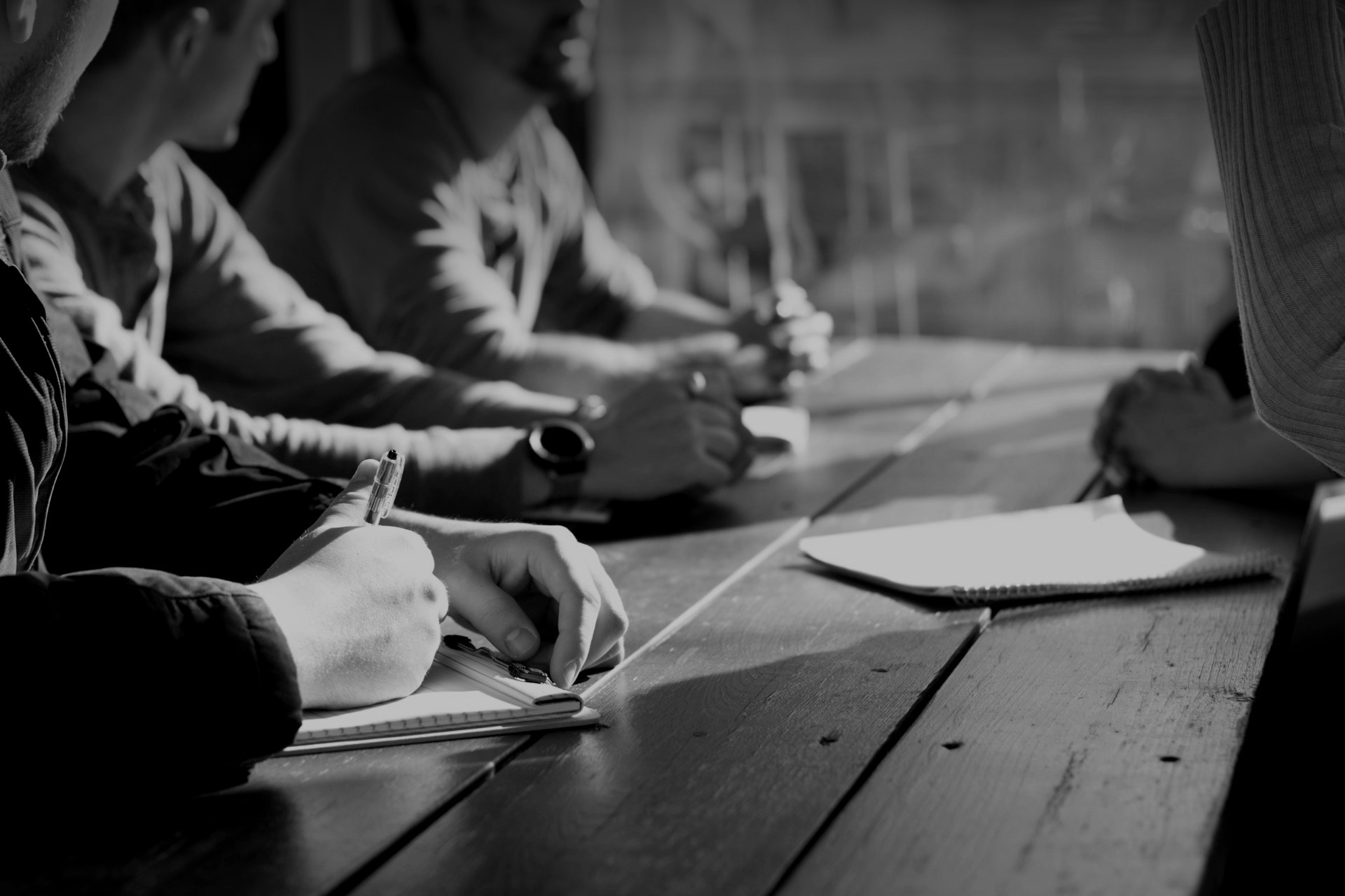 Directivos ante un ventanal con vistas a un distrito financiero