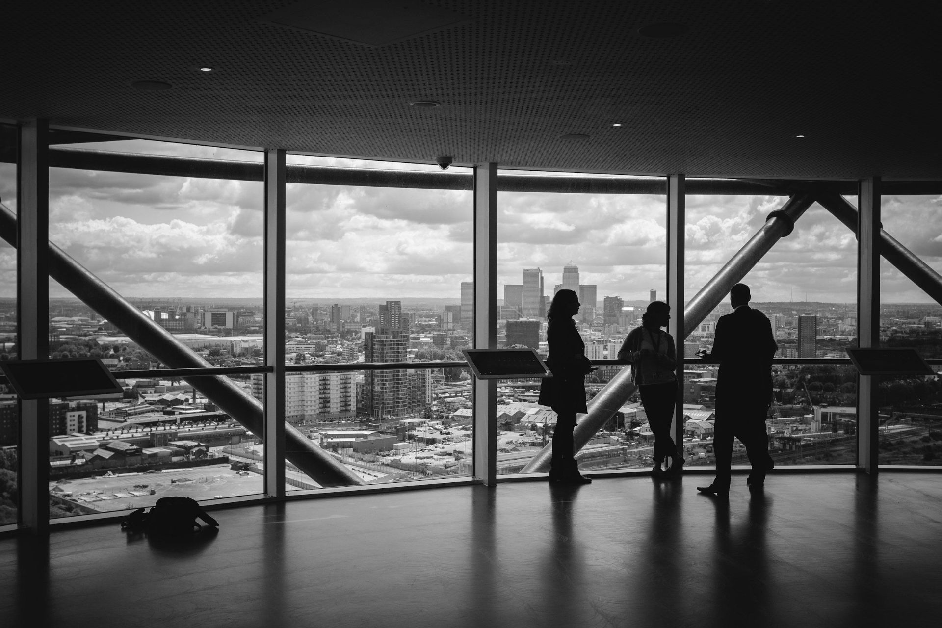 Directivos ante un ventanal con vistas a un distrito financiero